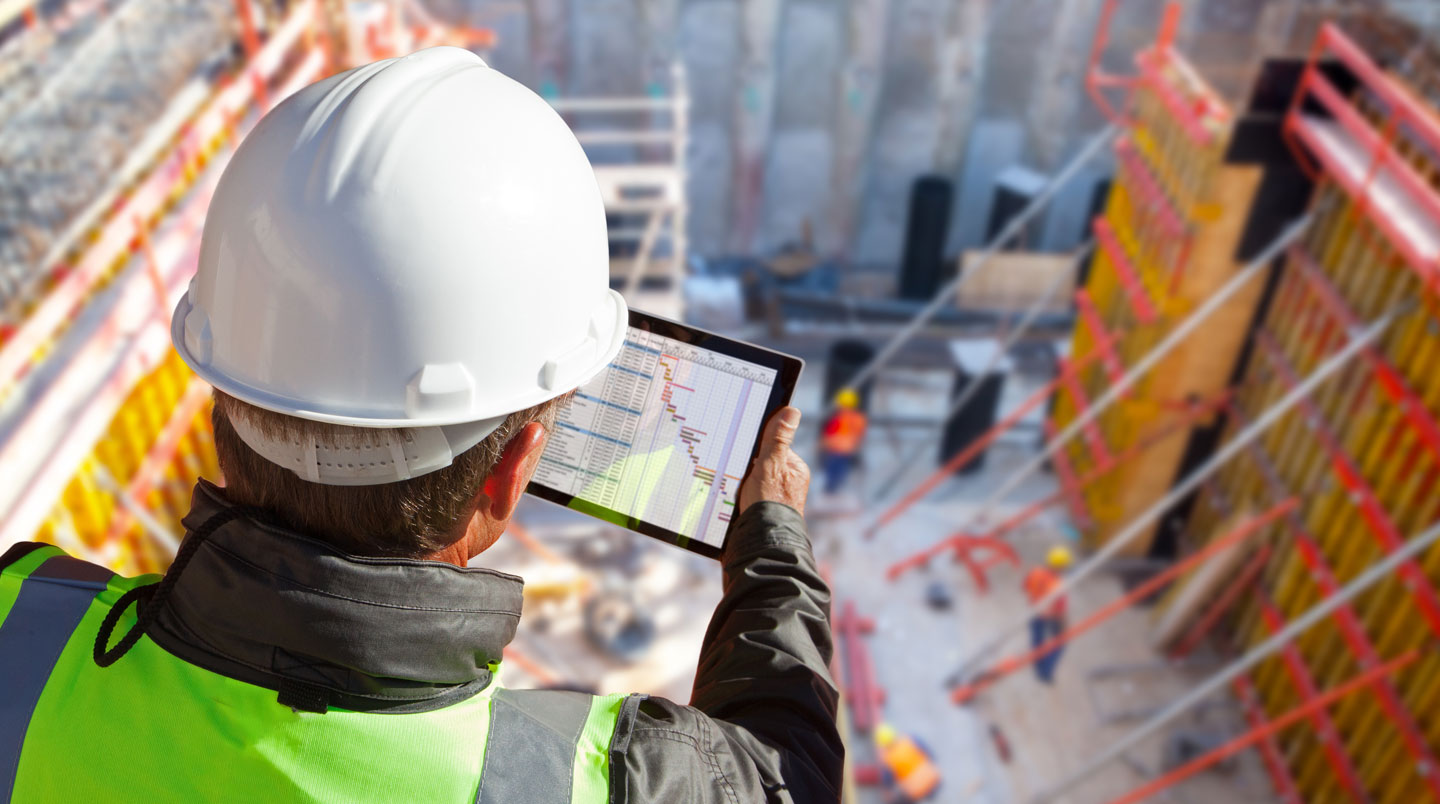 Gros plan sur un certificat officiel de licence de la Régie du bâtiment du Québec posé sur une surface de bureau contemporaine blanche, en-tête RBQ visible mais texte rendu illisible, éclairage naturel latéral