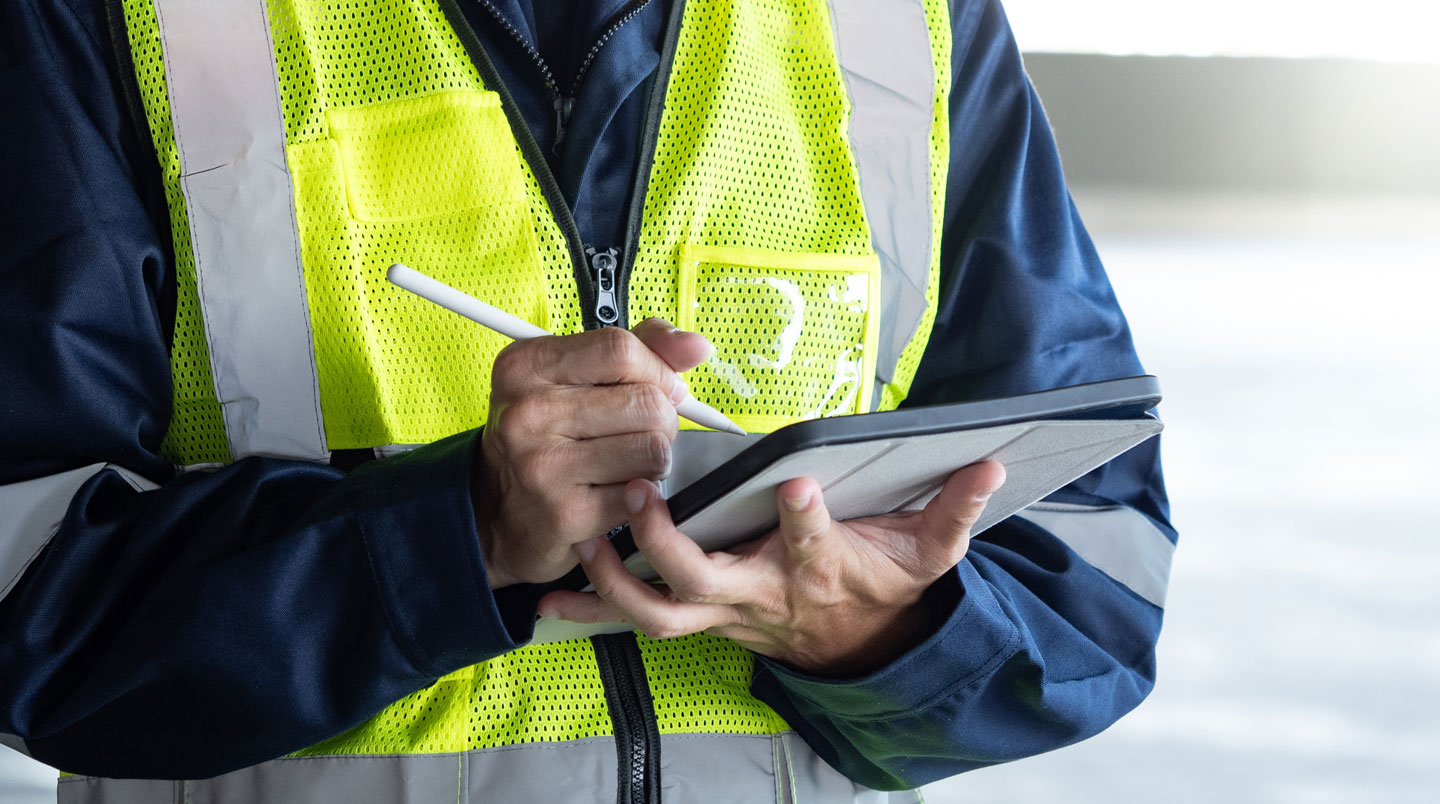 Personne consultant sur ordinateur portable le tableau en ligne de l'Ordre des architectes pour vérifier l'inscription d'un professionnel